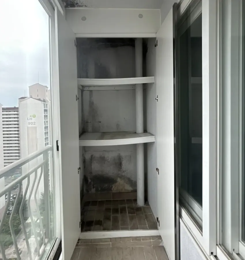 아파트베란다공사 시공 전 수납장 곰팡이