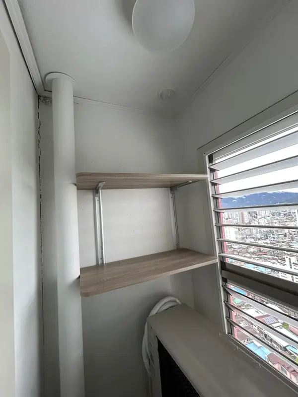 베란다선반설치 시공 후 벽면