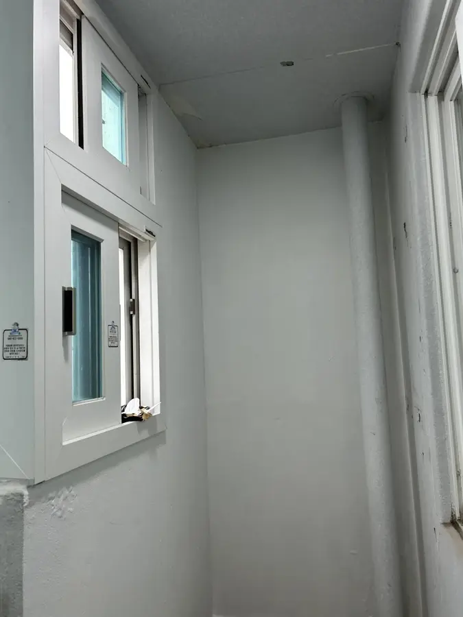 베란다공사 시공 후 깨끗해진 천장과 벽면