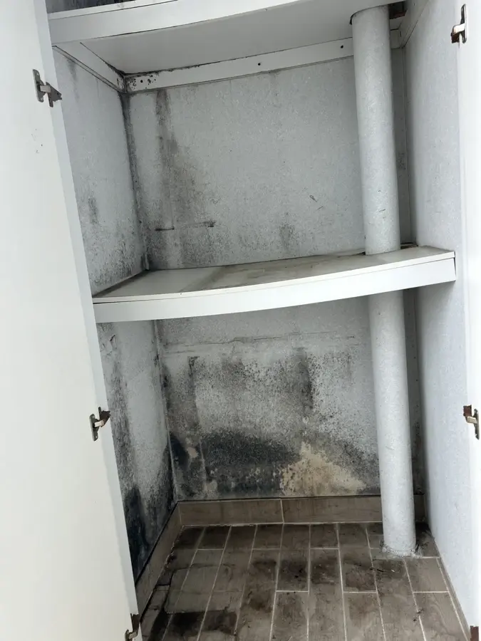 베란다공사 시공 전 곰팡이 얼룩