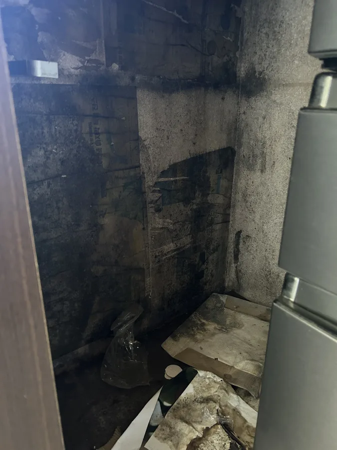 검단 베란다단열 시공 전 결로로 오염된 단열재 노출 구간