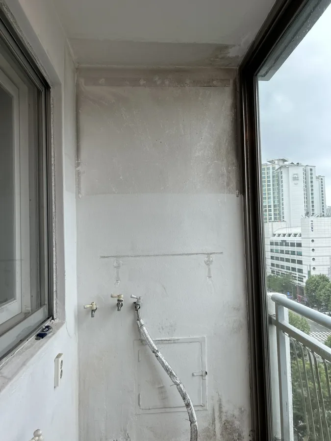 베란다도장공사 시공 전 배관 주변 오염된 벽면